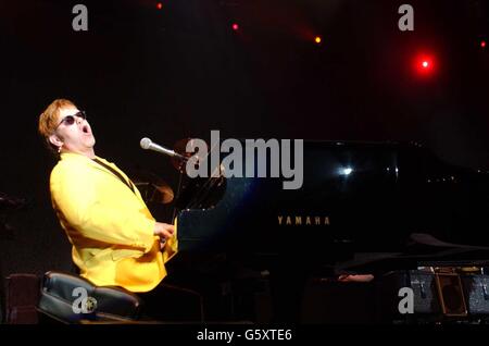 Sänger Elton John tritt am NEC in Birmingham auf. Stockfoto