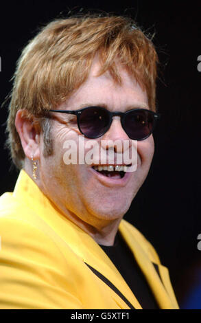 Elton John im Konzert. Sänger Elton John tritt am NEC in Birmingham auf. Stockfoto