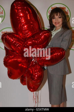 Joan Collins startet den "Good Housekeeping Cholesterol Countdown 2002" im House of Commons, Westminster, London. Ziel der Markteinführung ist es, Frauen auf den Zusammenhang zwischen Cholesterin und Herztod aufmerksam zu machen. Stockfoto