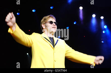 Elton John im Konzert. Sänger Elton John tritt am NEC in Birmingham auf. Stockfoto