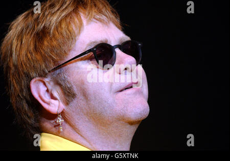 Elton John im Konzert. Sänger Elton John tritt am NEC in Birmingham auf. Stockfoto