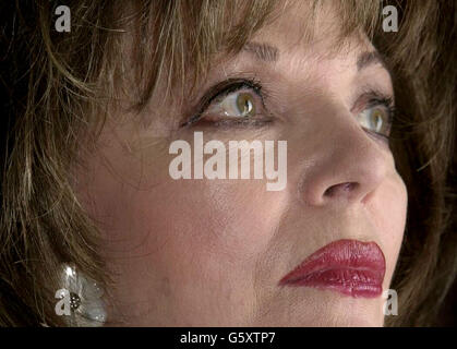 Joan Collins startet den "Good Housekeeping Cholesterol Countdown 2002" im House of Commons, Westminster, London. Ziel der Markteinführung ist es, Frauen auf den Zusammenhang zwischen Cholesterin und Herztod aufmerksam zu machen. Stockfoto