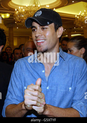 Harrods Verkauf Öffnung - Enrique Iglesias Stockfoto