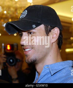 Der spanische Popstar Enrique Iglesias bei der Eröffnung des Harrods Summer Sale in Knightsbridge. Stockfoto