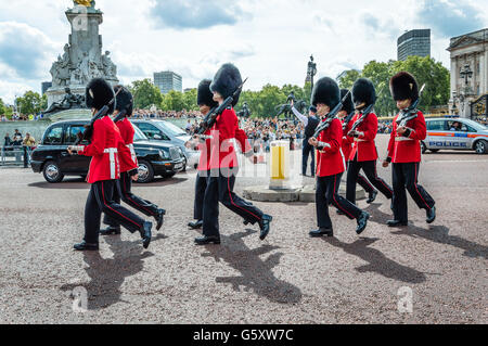 London, UK - 19. August 2015: Royal Guards Parade während traditionelle Changing der feierlichen Wachen in der Nähe von Buckingham Palace. Stockfoto