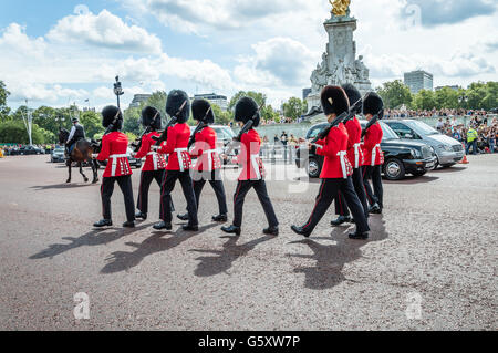 London, UK - 19. August 2015: Royal Guards Parade während traditionelle Changing der feierlichen Wachen in der Nähe von Buckingham Palace. Stockfoto