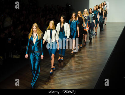 Models auf dem Laufsteg während der Jean Pierre Braganza Laufsteg Show am ersten Tag der London Fashion Week, Somerset House, London. Stockfoto