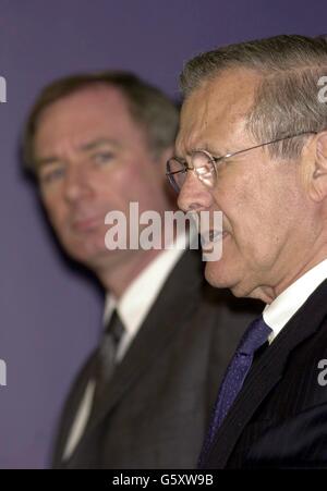 Der US-Verteidigungsminister Donald Rumsfeld (rechts) beantwortet eine Frage eines Journalisten während einer gemeinsamen Pressekonferenz mit Verteidigungsminister Geoff Hoon (links) in Whitehall. Stockfoto