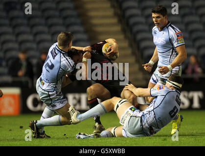 Cardiff's Gavin Evans (links) und Robin Copeland und Edinburgh's Nick de Luca während des Rabo Direct PRO12-Spiels in Murrayfield, Edinburgh. Stockfoto