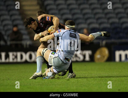 Rugby Union - Rabo Direct PRO12 - Edinburgh / Cardiff Blues - Murrayfield. Cardiff's Gavin Evans (links) und Robin Copeland und Edinburgh's Nick de Luca während des Rabo Direct PRO12-Spiels in Murrayfield, Edinburgh. Stockfoto