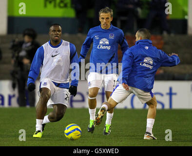 Fußball - FA Cup - Fünfte Runde - Oldham Athletic gegen Everton - Boundary Park. Evertons Victor Anichebe (links) im Einsatz mit Phil Neville (Mitte) und Leon Osman Stockfoto