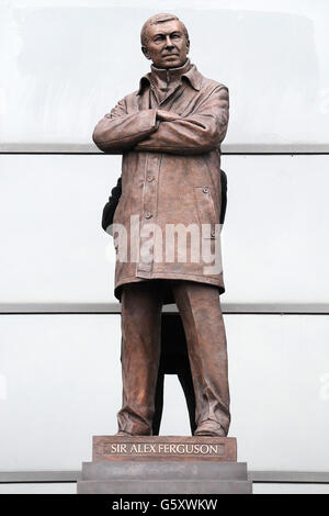 Fußball - Barclays Premier League - Manchester United / Queens Park Rangers - Old Trafford. Statue von Sir Alex Ferguson vor dem alten Trafford Stockfoto