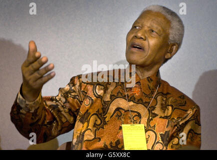 Der ehemalige südafrikanische Präsident Nelson Mandela spricht bei einer Pressekonferenz im Besucherzimmer des Gefängnisses, Barlinnie Prison, Glasgow, mit Gesten zu den Medien. Mandela forderte im Fall des Lockerbie-Bombers Abdelbaset Ali Mohmed Al Megrahi einen neuen Appell. * ... Seine Kommentare kamen, nachdem er Megrahi mehr als eine Stunde lang im Gefängnis von Glasgow traf. Stockfoto