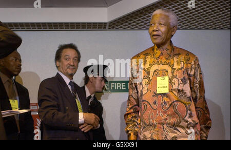 Der ehemalige südafrikanische Präsident Nelson Mandela sprach während einer Pressekonferenz im Besucherzimmer des Gefängnisses, Barlinnie Prison, Glasgow, mit den Medien. Mandela forderte im Fall des Lockerbie-Bombers Abdelbaset Ali Mohmed Al Megrahi einen neuen Appell. * ... Seine Kommentare kamen, nachdem er Megrahi mehr als eine Stunde lang im Gefängnis von Glasgow traf. Stockfoto