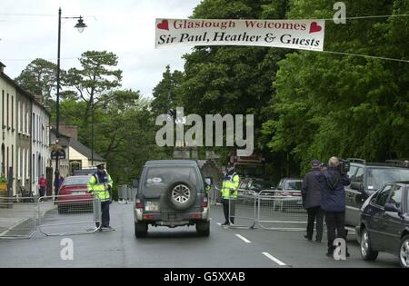 Dorfbewohner heben ein Banner vor den Toren von Castle Leslie in Glaslough, County Monaghan, Rep. Of Ireland, wo der ehemalige Beatle Paul McCartney Heather Mills heiratet. Stockfoto