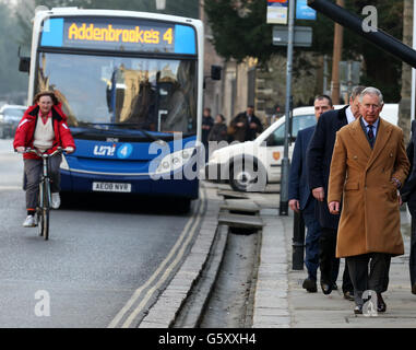 Der Prinz von Wales macht den kurzen Spaziergang vom Fitzwilliam Museum, zum Pitt Building, an der Trumpington Street in Cambridge während eines Besuchs in der Stadt, wo er einen Empfang besuchte und traf mit Studenten aus Übersee an der Universität von Cambridge studieren. Stockfoto