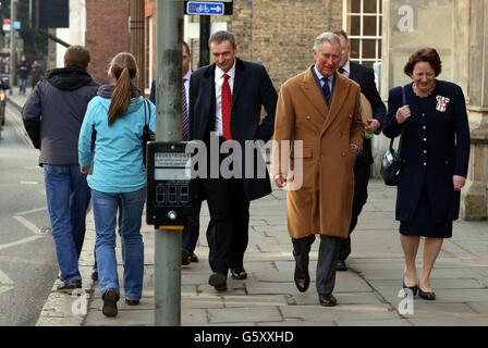 Der Prinz von Wales macht den kurzen Spaziergang vom Fitzwilliam Museum, zum Pitt Building, an der Trumpington Street in Cambridge während eines Besuchs in der Stadt, wo er einen Empfang besuchte und traf mit Studenten aus Übersee an der Universität von Cambridge studieren. Stockfoto