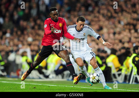 Fußball - UEFA Champions League - 16. Runde - Erstes Bein - Real Madrid / Manchester United - Santiago Bernabeu. Danny Welbeck von Manchester United (links) und Mesut Ozil von Real Madrid (rechts) kämpfen um den Ball Stockfoto