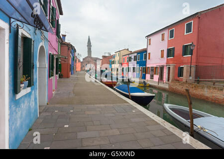 Blick von der Insel Burano mit seinem schiefen Glockenturm, Venedig Stockfoto