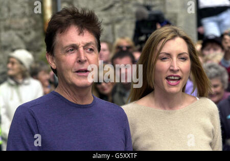 Der ehemalige Beatle Sir Paul McCartney und seine zukünftige Braut Heather Mills vor Castle Leslie, in Glaslough, County Monaghan, Irland, vor ihrer Hochzeit. Rund 300 Gäste werden nach dem Service auf dem Schlossgelände unterhalten. * in der St. Salvator Kirche auf dem Gelände des Anwesens. Es wurde keine Gästeliste veröffentlicht, aber Eric Clapton, Ringo Starr, Sting und John Eastman - der Bruder von Sir Pauls verstorbener Frau Linda - sollen alle zur Hochzeit eingeladen worden sein. Stockfoto