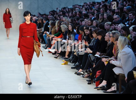 Models auf dem Catwalk während der Burberry Prorsum Catwalk Show am vierten Tag der London Fashion Week in Kensington Gardens, Kensington Gore, London. Stockfoto