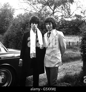 Keith Richards (links) Leadgitarrist bei den Rolling Stones und Mick Jagger, der Leadsänger der Gruppe, verließen Richards Haus in West Wittering, Sussex, als sie bei den West Sussex Quarter Sessions wegen Drogengebühren auftreten sollten. Stockfoto