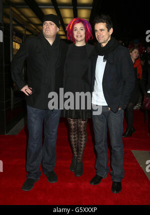 Die Co-Regisseure Andy und Lana Wachowski und Tom Tykwer kommen bei der Galavorführung von Cloud Atlas auf dem Curzon Mayfair im Zentrum von London an. Stockfoto