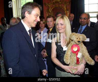 Der britische Premierminister Tony Blair trifft Laura Kelly aus Derbyshire bei einem Empfang in der Downing Street für alleinerziehende Eltern, die wieder zur Arbeit kommen. Gewerkschaften und Wahlkampfgruppen begrüßten eine neue Regierungskampagne, die mehr Einzeleltern und behinderten Menschen helfen soll, Arbeit zu finden. * ... im Rahmen weiterer Reformen des Wohlfahrtsstaates. Der Premierminister sprach von einem neuen Vertrag zwischen Bürgern und Gesellschaft, als er Pläne ankündigte, das Land näher an Vollbeschäftigung zu bringen. Stockfoto