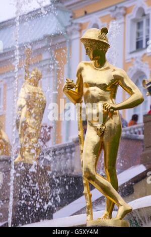 Goldene Statue des Hermes oder Quecksilber, große Kaskade, Peterhof, Peterhof, Sankt Petersburg, Russland Stockfoto