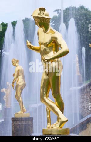 Goldene Statue des Hermes oder Quecksilber, große Kaskade, Peterhof, Peterhof, Sankt Petersburg, Russland Stockfoto