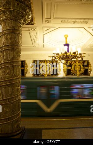 Zug-Ankunft am Avtovo Bahnhof, Metro, St. Petersburg, Russland Stockfoto