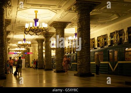 Zug-Ankunft am Avtovo Bahnhof, Metro, St. Petersburg, Russland Stockfoto