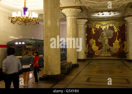 Trainieren Sie, Ankunft am Avtovo Bahnhof und Leningrader Blockade Wandbild, Metro, St. Petersburg, Russland Stockfoto