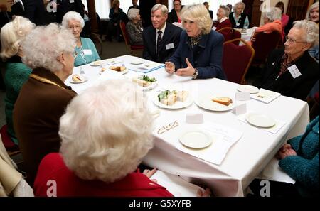 Die Herzogin von Cornwall spricht mit Frauen, die während des Zweiten Weltkriegs im Bletchley Park als Codebrecher dienten, im Mansion House im Bletchley Park in Milton Keynes, Buckinghamshire. Stockfoto