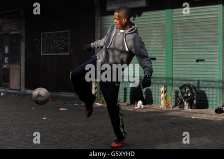 Jugendlichen spielen Fußball auf den Straßen von Ladywood, Birmingham ist einer der schlechtesten Bereiche im Land für Kinderarmut. Stockfoto