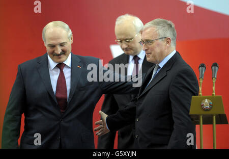 Der weißrussische Präsident Alexander Lukaschenko und der UCI-Präsident Pat McQuaid sprechen zur Eröffnungszeremonie am ersten Tag der UCI-Bahn-Weltmeisterschaften in der Minsk Arena, Minsk. Stockfoto