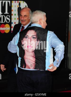 Mitch Winehouse kommt mit einer Weste an, die ein Bild seiner Tochter Amy bei den Brit Awards 2013 in der O2 Arena in London trägt. Stockfoto