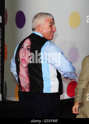 Mitch Winehouse kommt mit einer Weste an, die ein Bild seiner Tochter Amy bei den Brit Awards 2013 in der O2 Arena in London trägt. Stockfoto