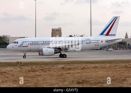 Französische Luftwaffe Airbus ACJ319 (A319-115/CJ) Rollen sich für Take off. Stockfoto