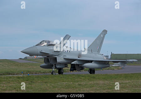 Eurofighter FGR4 ZK300 Schwanzflosse serielle (H) zeigt Druckluftbremse an RAF Lossiemouth bereitgestellt. SCO 10.558. Stockfoto