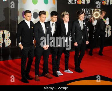 (Von links nach rechts) Liam Payne, Louis Tomlinson, Zayn Malik, Niall Horan und Harry Styles of One Direction bei der Ankunft für die Brit Awards 2013 in der O2 Arena, London. Stockfoto