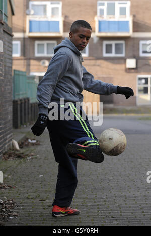 Jugendlichen spielen Fußball auf den Straßen von Ladywood, Birmingham ist einer der schlechtesten Bereiche im Land für Kinderarmut. Stockfoto