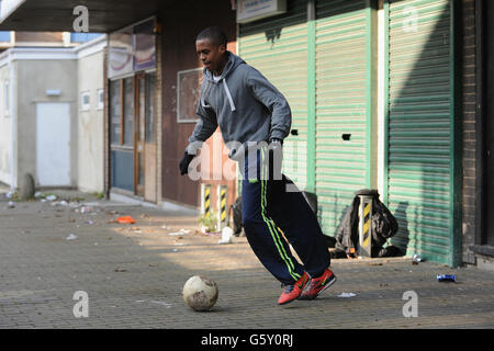 Jugendlichen spielen Fußball auf den Straßen von Ladywood, Birmingham ist einer der schlechtesten Bereiche im Land für Kinderarmut. Stockfoto