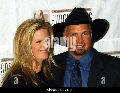 Die amerikanischen Country-Musiksänger Trisha Yearwood und Garth Brooks posieren für Fotografen bei der National Academy of Popular Music/Songwriters Hall of Fame Ceremony im Sheraton New York Hotel & Towers in New York City, USA. * Brooks wurde von der Songwriters Hall of Fame mit dem Hitmaker Award ausgezeichnet. Stockfoto