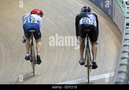 Der britische Jason Kenny (links) hat den Neuseeländer Sam Webster im Sprint 1/4 im Finale 1 am vierten Tag der UCI-Bahn-Radweltmeisterschaft in der Minsk Arena, Minsk, im Auge. Stockfoto