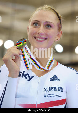 Die britische Laura Trott feiert Silber im Omnium am fünften Tag der UCI-Bahn-Radweltmeisterschaft in der Minsk Arena, Minsk, Weißrussland. Stockfoto