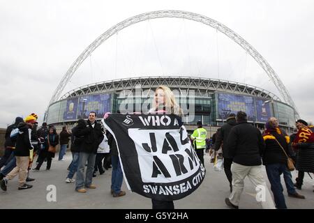 Fußball - Capital One Cup - Finale - Bradford City / Swansea City - Wembley Stadium. Ein Fan von Swansea City zeigt vor dem Spiel ihre Unterstützung vor dem Wembley-Stadion Stockfoto