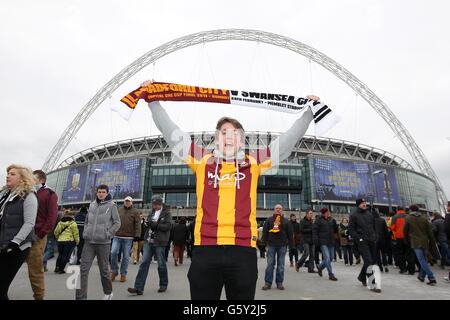 Fußball - Capital One Cup - Finale - Bradford City / Swansea City - Wembley Stadium. Ein Bradford City-Fan zeigt vor dem Spiel seine Unterstützung vor dem Wembley-Stadion Stockfoto