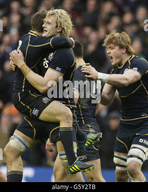 Die Schottlands Greig Laidlaw (links), Richie Gray (Mitte) und Dave Denton (ganz rechts) feiern ihren Sieg beim RBS 6 Nations-Spiel in Murrayfield, Edinburgh. Stockfoto