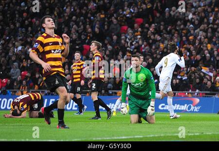 Fußball - Capital One Cup - Finale - Bradford City / Swansea City - Wembley Stadium. Miguel Michu (rechts) von Swansea City feiert sein zweites Tor des Spiels, während die Spieler von Bradford City niedergeschlagen sind Stockfoto